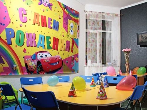 Как украсить комнату ребенка на один годик?