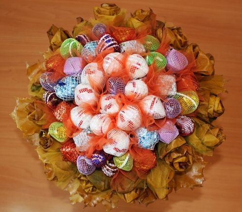 Традиционный букет цветов из конфет