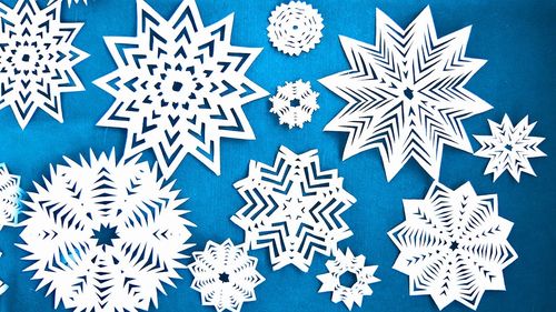 ❄ Праздничный декор из бумаги: необычные идеи создания снежинок и звёздочек своими руками
