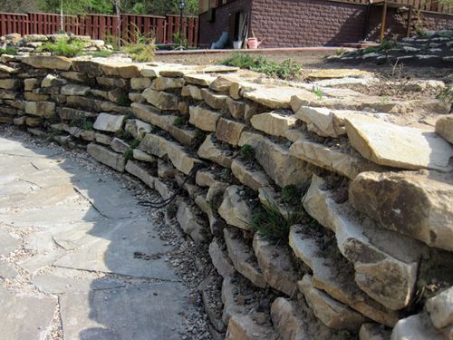Как создать подпорную стенку из камня на даче